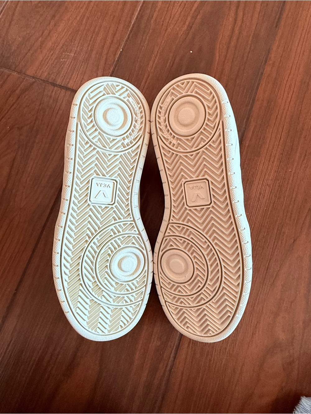 Veja Women's White and Gold sz 8 - Picture 5 of 7